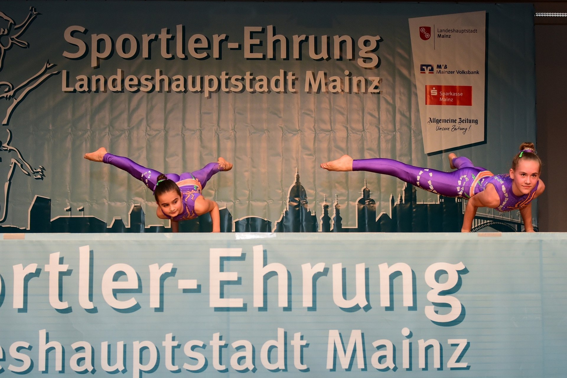  Für einen kraft- und schwungvollen Einstieg in die Veranstaltung sorgten die Sportakrobatinnen Sophia Backfisch und Mathilda Bach vom SAV Mainz-Laubenheim.