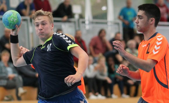 Henrik Rudloff lässt HSG-Spieler Mustafa Kaplan stehen und kommt zum freien Abschluss. Vier Treffer steuerte der Kreisläufer zum klaren Sieg der SG Bretzenheim im entscheidenden Qualifikationsspiel zur A-Jugend-Oberligarunde bei.