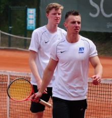 Die Mienen drücken's aus: Auch Ferdinand Dietz (l.) und Michael Gardt gaben ihr Doppel ab; der stark dezimierte TSV Schott 2 verlor gegen den TC BW Maxdorf mit 0:21.