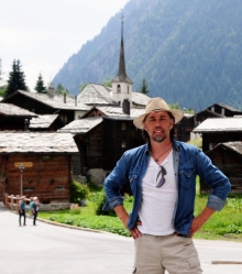 Entspannter Heimaturlauber: Martin Schmidt vor dem alten Ortskern von Blatten, der wie ein Museumsdorf wirkt.