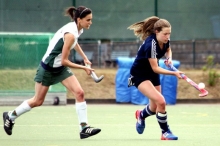 Ein Balanceakt war für Michelle May (r.) und den TSV Schott Mainz der 1:0-Sieg gegen den SB DJK Rosenheim. Nach der hohen Hinspielniederlage wäre ein knapper Sieg gegen den TuS Obermenzing dennoch völlig ausreichend für den Geschmack der Mainzerinnen, die sich den Klassenverbleib dadurch aus eigener Kraft sichern würden. 