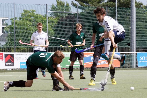Hoch hinaus will Christoph Franik (r.), den Schott-Trainer Alexander Kempf seit einigen Spielen in den Angriff umpositioniert hat. Zum Höhenflug wurde aber auch das vorletzte Heimspiel des Tabellenletzten nicht. Nach dem 2:2 steht der Abstieg in die 2. Regionalliga fest.