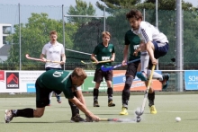 Hoch hinaus will Christoph Franik (r.), den Schott-Trainer Alexander Kempf seit einigen Spielen in den Angriff umpositioniert hat. Zum Höhenflug wurde aber auch das vorletzte Heimspiel des Tabellenletzten nicht. Nach dem 2:2 steht der Abstieg in die 2. Regionalliga fest.