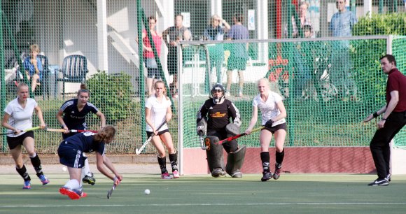 Offensiv fehlte es den Schott-Frauen diesmal spürbar an Biss. Anouk Häfner bekommt hier einen Abpraller vor den Schläger serviert und entscheidet sich trotz allen Platzes der Welt zum direkten Abschluss - und schießt um Meter links neben das Tor. 