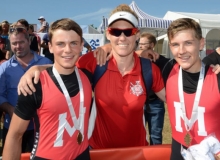 Einfach nur glücklich (von links): Marc Krömer, Benedikt Dreyer, Catriona Sens und Simon Kern freuen sich über die Goldfahrt in der U17-Konkurrenz.