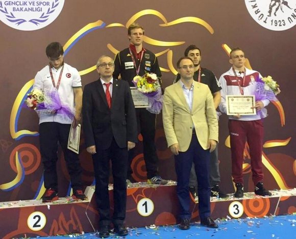 Ganz oben: Hannes Wagner ist Junioren-Europameister. Im Finale der Klasse bis 74 Kilo bezwang er in Istanbul den amtierenden türkischen Weltmeister Fuat Bayrak (l.).