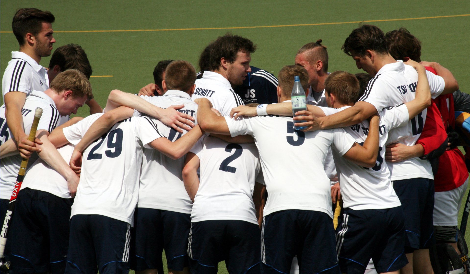Zusammenrücken vor Spielbeginn: Kapitän Alexander Hemmersbach (Mitte) beschwört den Kampfgeist seiner Mitspieler.