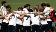 Zusammenrücken vor Spielbeginn: Kapitän Alexander Hemmersbach (Mitte) beschwört den Kampfgeist seiner Mitspieler.