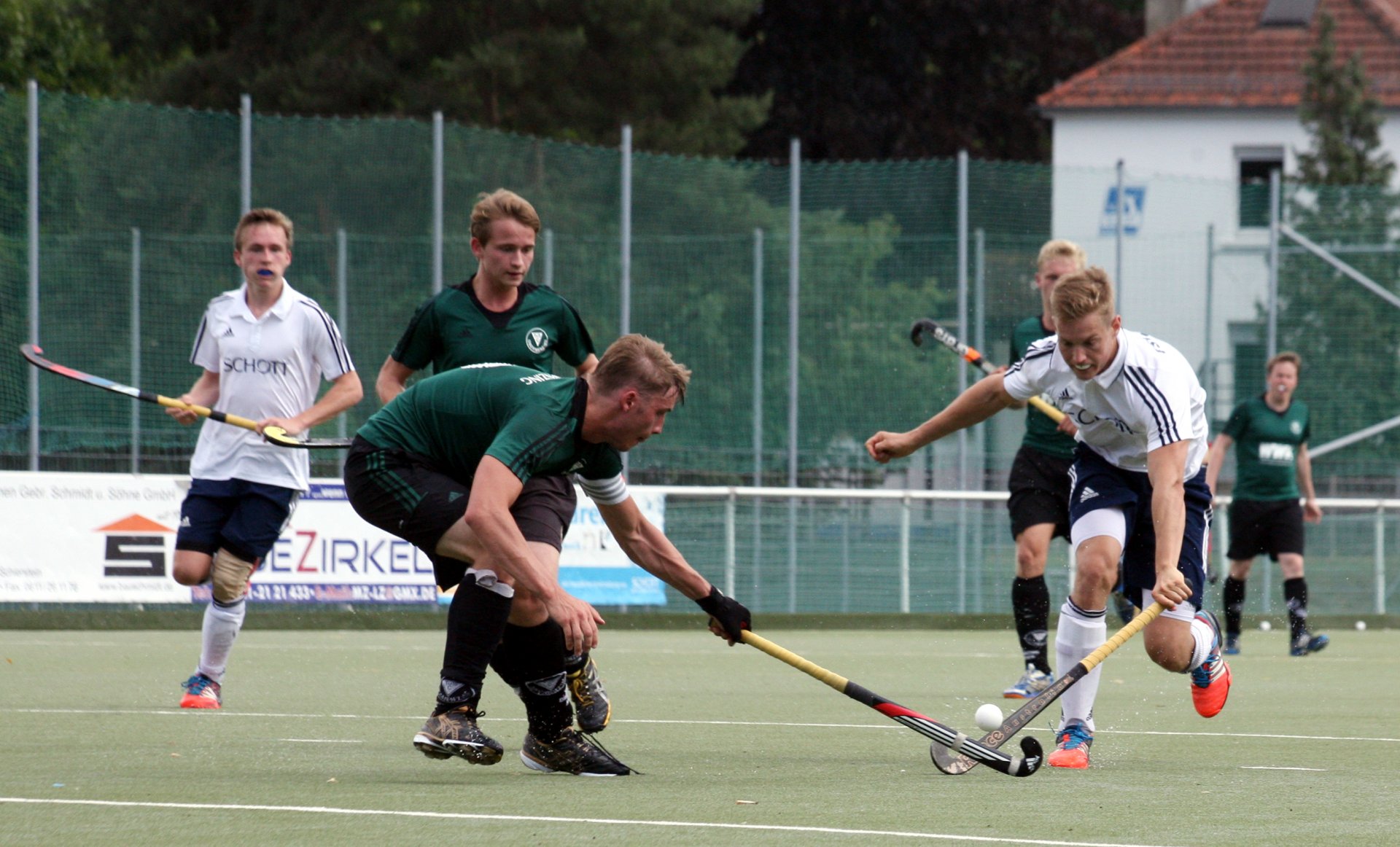 Mittelfeldspieler Martin Quade geht kompromisslos auf den Ball.