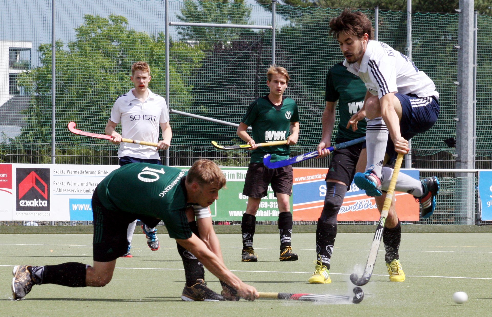 Hoch hinaus wollen alle Sportler. Christoph Franik zieht es hier aber vor allem vor, seine Haxen vor dem Schläger des Münchners Carl Eggert zu retten.