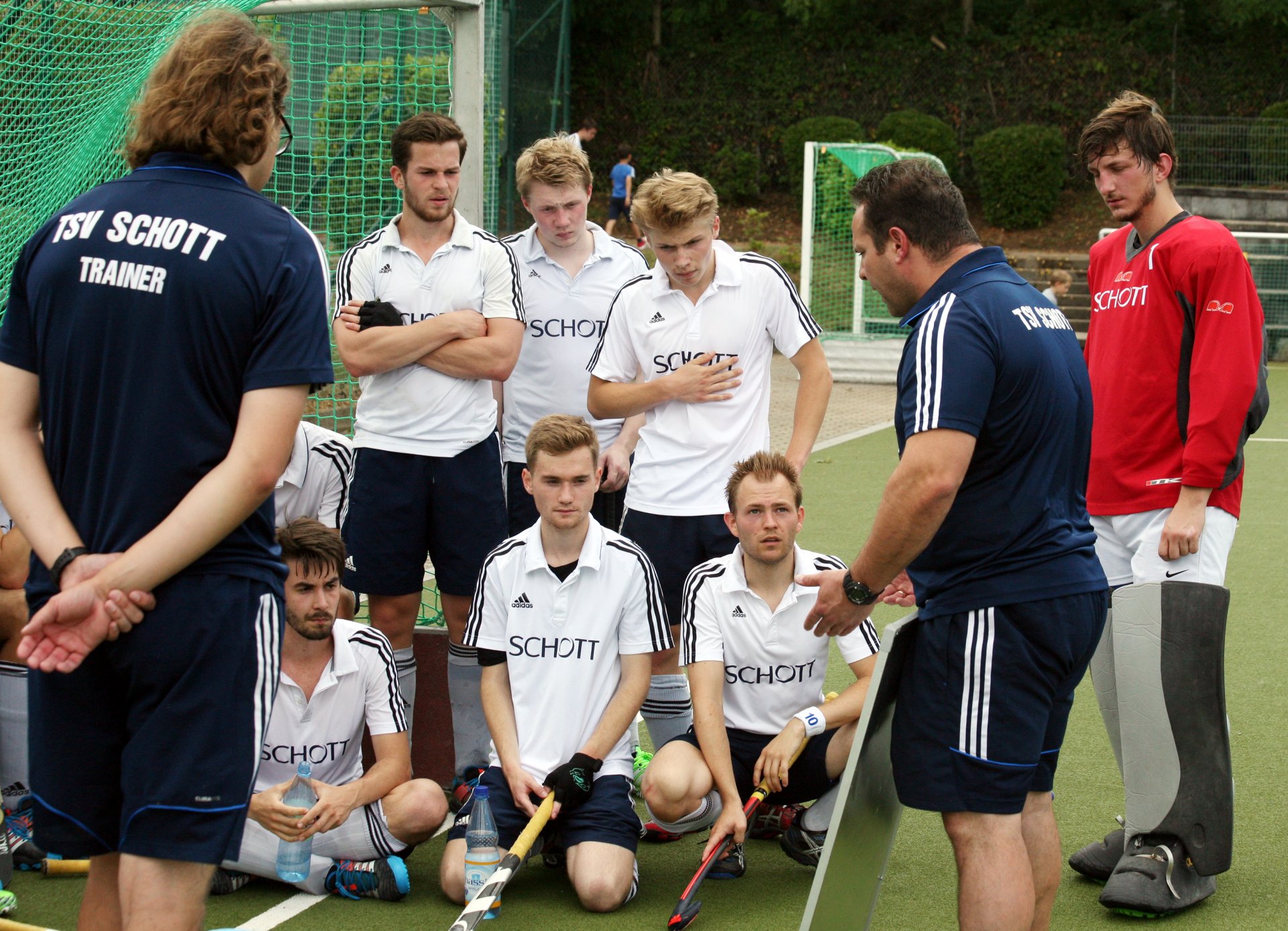 Halbzeitversammlung vor dem Tor: Interessiert hört sich die Mannschaft die Analyse ihres Trainerduos Jakob Ströder (l.) und Alexander Kempf an.