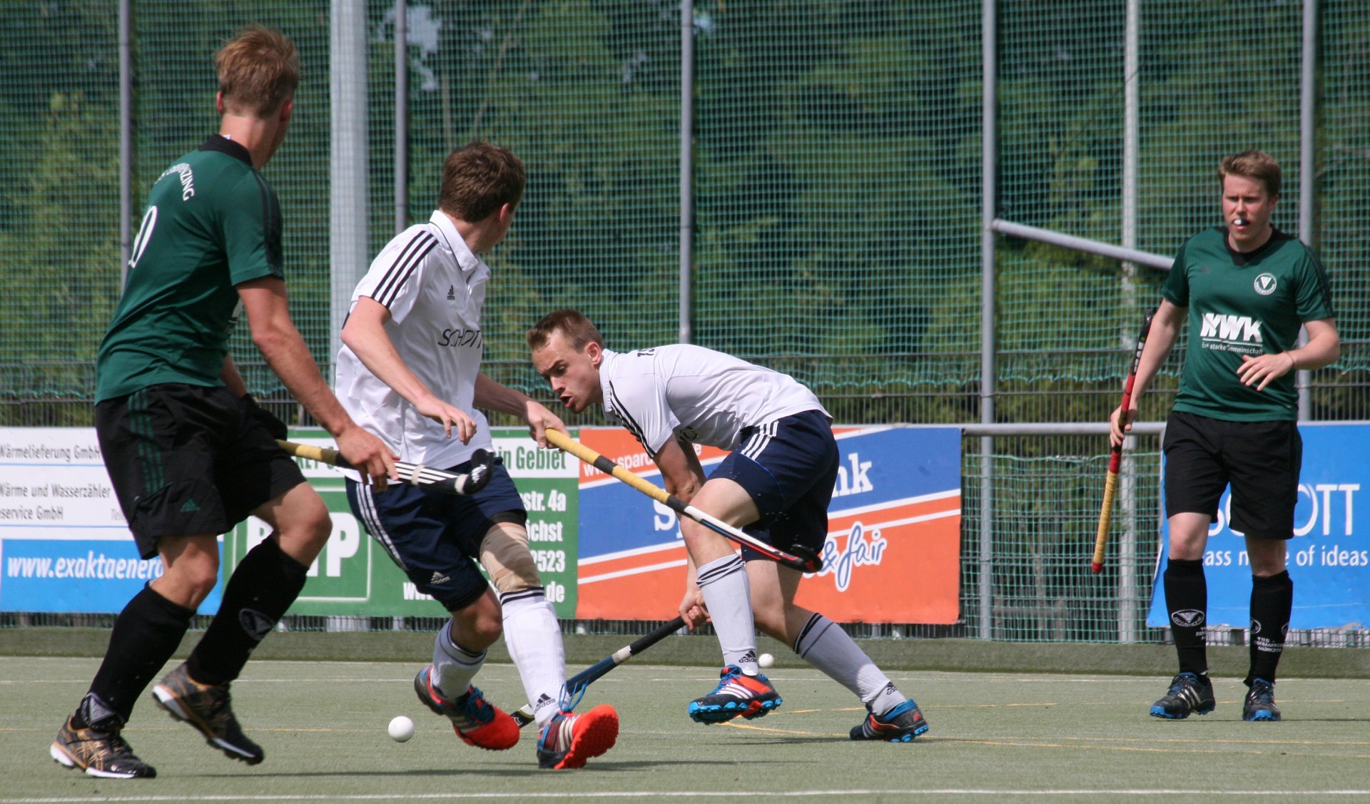 Viel zu selten versuchte der TSV Schott es, wie hier Simon Jacob, den Ball nach dem Prinzip Hoffnung in den Schusskreis zu bringen. 