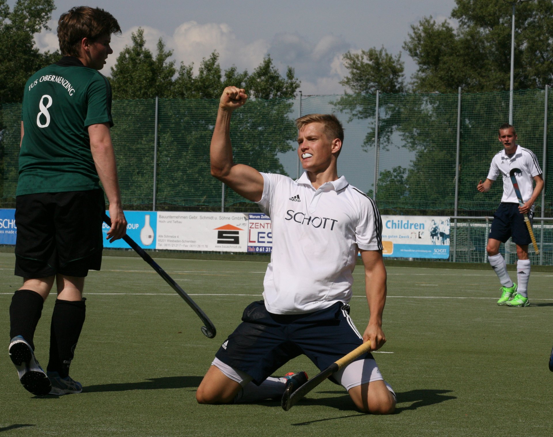 Die Pose des Tages: Martin Quade lässt nach seinem Ausgleichstor die Muskel spielen und macht Zahnpastawerbung.