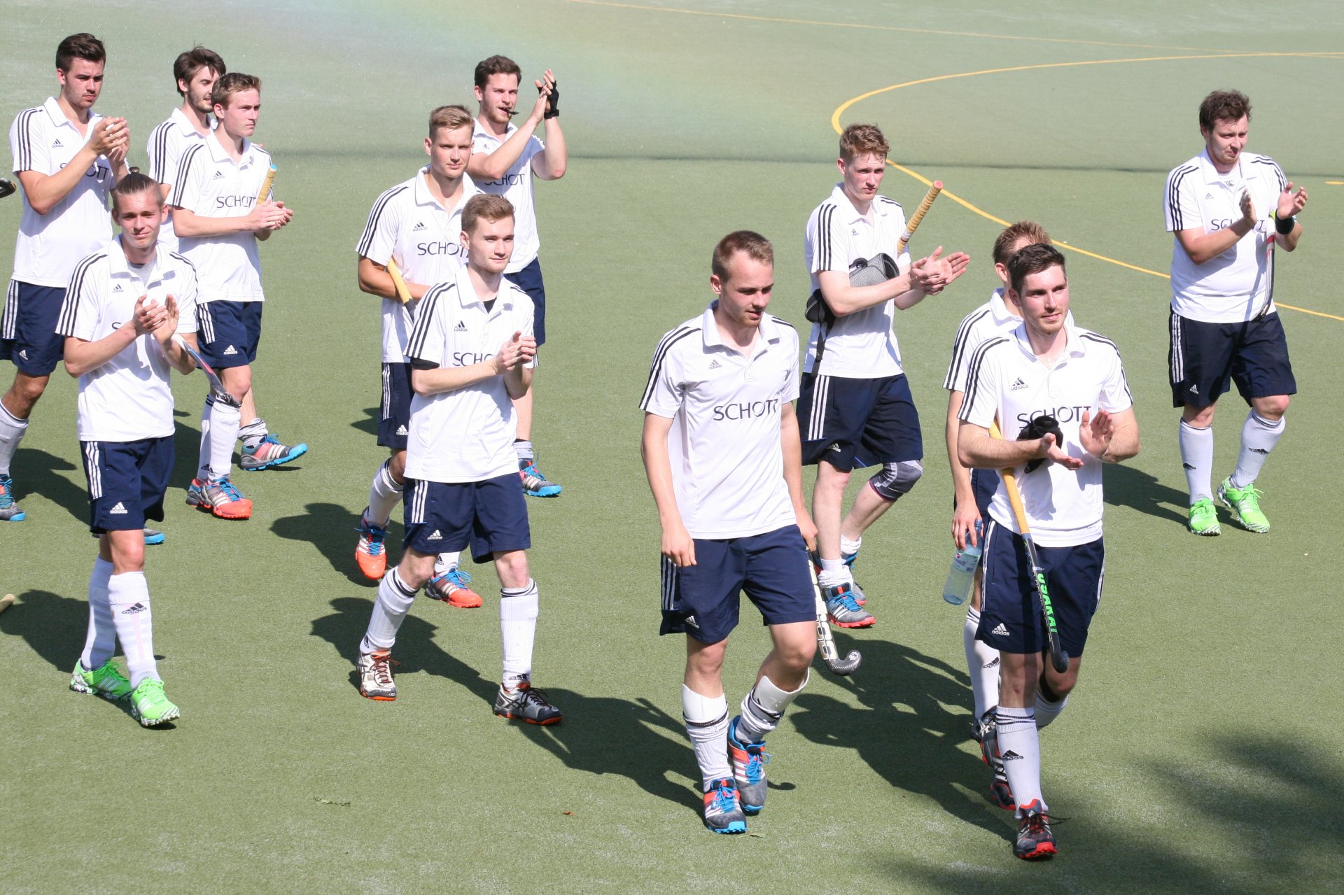 Auch, wenn die Mannschaft dem Publikum in der Feldrunde bisher keinen Heimsieg geboten hat: Im Hintergrund deutet ein Regenbogen an, dass bald alles viel besser wird.