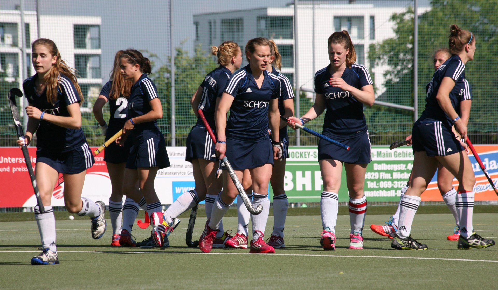 Auf die Positionen und jetzt alles geben: Die Hockeyfrauen kurz vor Spielbeginn.