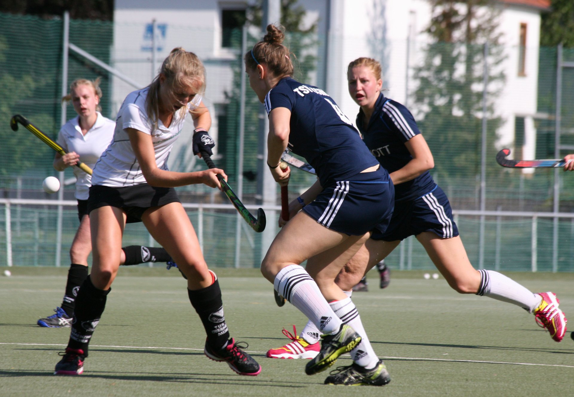 Auf Hüfthöhe treffen sich die Schläger von Sophie Dilchert und ihrer Gegenspielerin. Den Ball bekommt letztlich keine der beiden Spielerinnen.