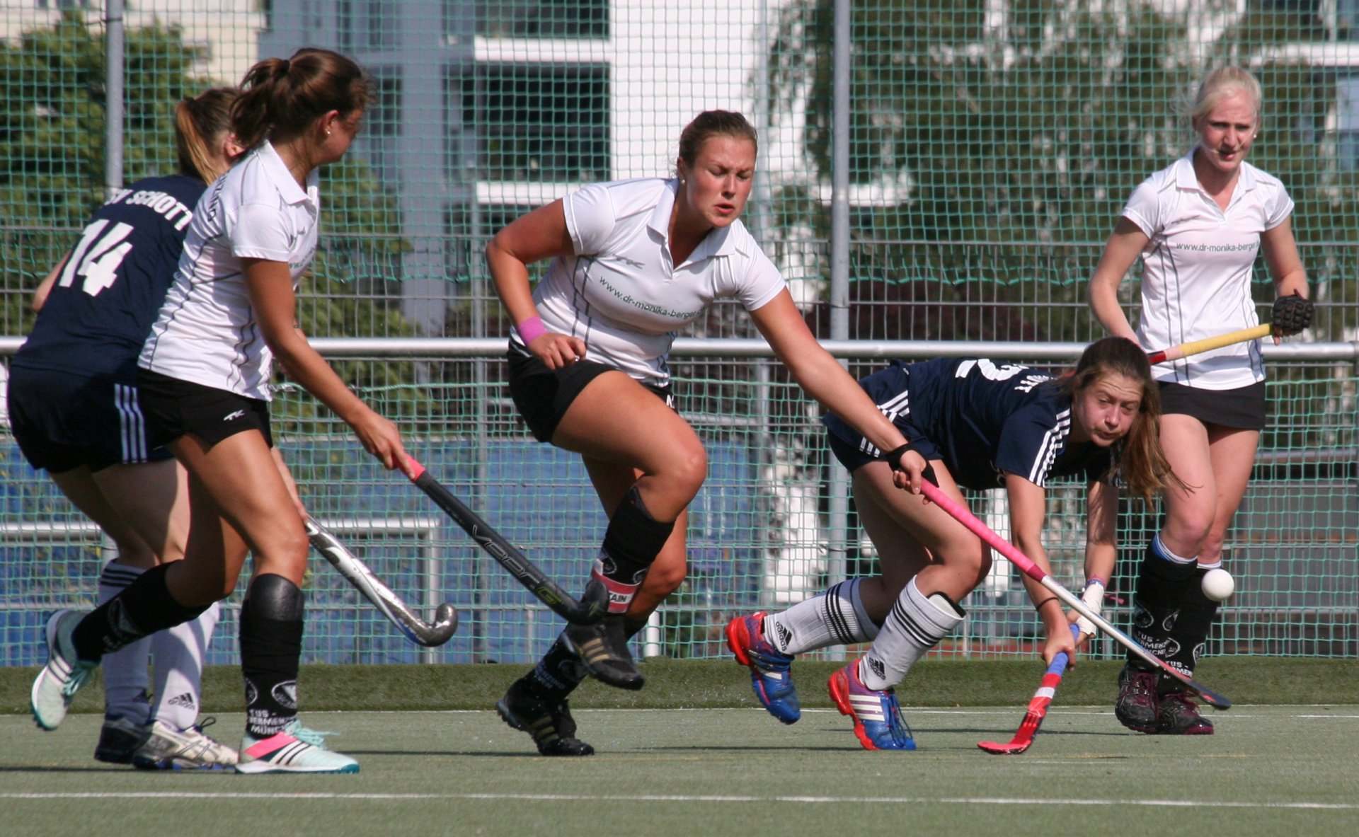 Michelle May (r.) und TuS-Kapitänin Nicole Weideneder versuchen es mit einem Zweikampf knapp oberhalb der Kunstrasennarbe, aber auch hier kann sich keine der Kontrahentinnen entscheidend durchsetzen.