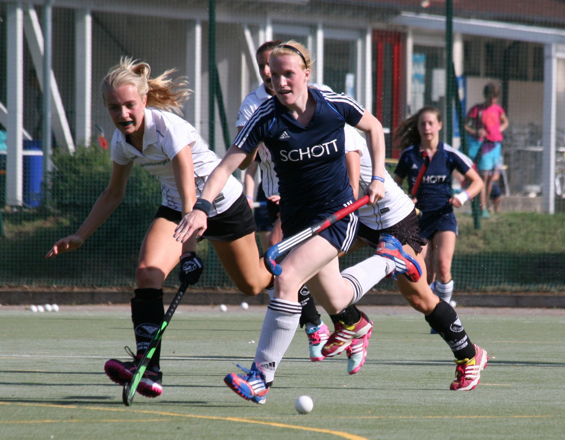Amelie Neumann-Kleinpaul eroberte mehrfach den Ball von der letzten Obermenzinger Reihe.