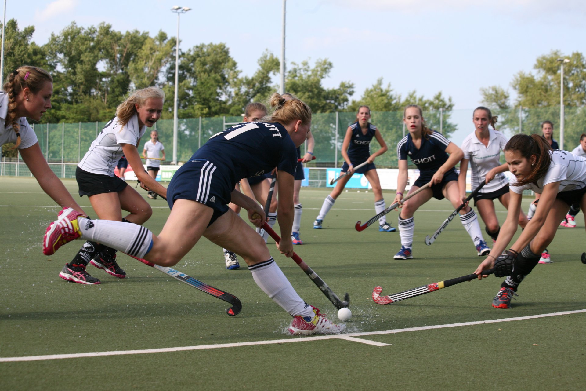 Jana Bayer versucht alles, um den Ball im Feld zu halten und den Pass zu geben, doch es reicht nicht.
