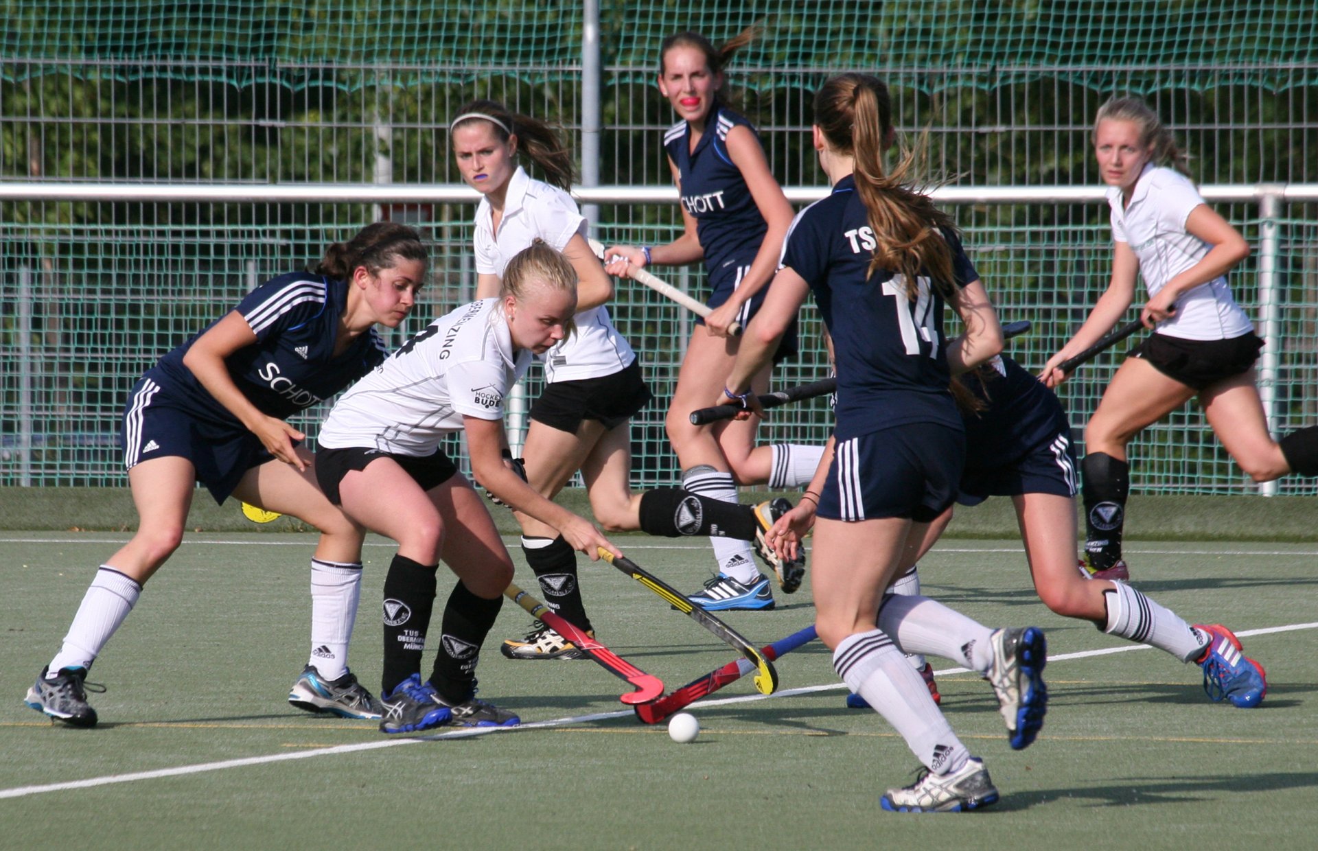 Viel Betrieb gab es vor allem im Mittelfeld, da blieb nicht mehr viel Zeit für Szenen in den Schusskreisen.
