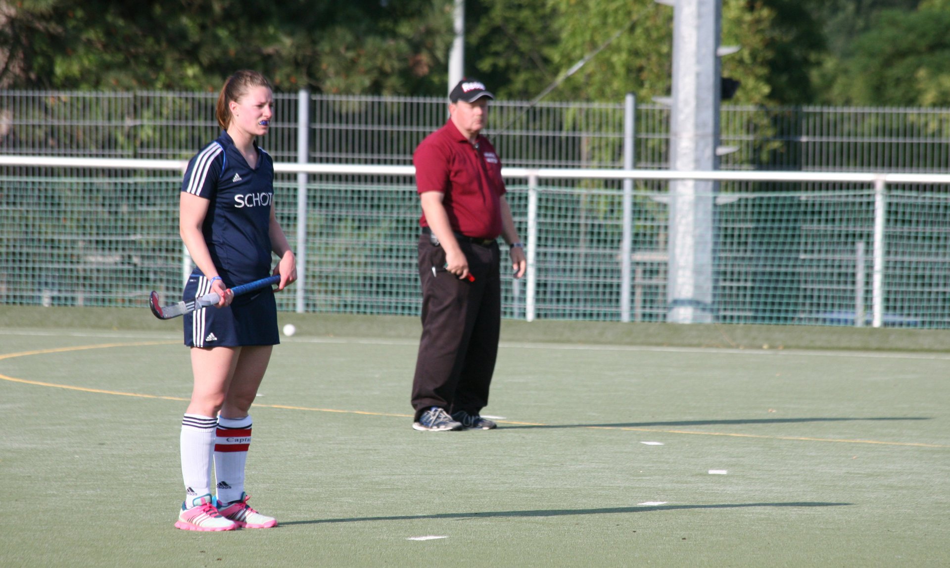 Auf einer Linie fand sich Kapitänin Sina Bohrer in einem stillen Moment mit Schiedsrichter Andreas Bulla ein.