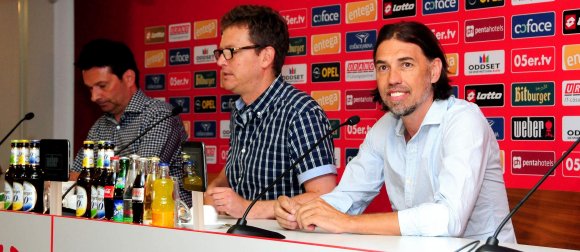 Die nächste Premiere für Martin Schmidt (neben Pressesprecher Tobias Sparwasser und Manager Christian Heidel): Erstmals gab der Schweizer eine Saisoneröffnungspressekonferenz als 05-Cheftrainer.