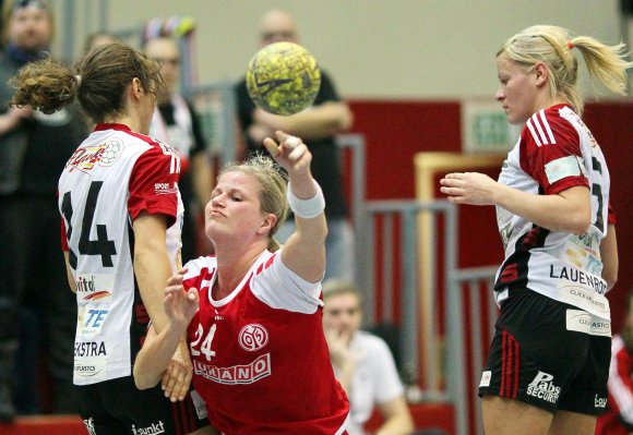 Ein Heimspiel gegen die HSG Bensheim/Auerbach nehmen die 05-Handballerinnen immer gerne an. Kapitänin Laura Spatz (Ex-Schmitt, Mitte), hier beim 29:28-Heimsieg im Zweitligaspiel vom Februar, und ihr Team freuen sich auf das erste Pflichtspiel der neuen Saison, denn die Bensheimer müssen in der ersten DHB-Pokalrunde in Mainz antreten.