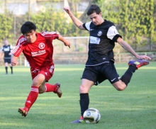 Auf die offensiven Außen des VfB wie Christian Toplek (r.) sollten die Weisenauer (l. Takahito Aoki) besonders aufpassen.