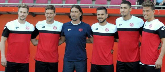 Trainer Martin Schmidt und seine schon anwesenden Neuzugänge, v.l.: Maximilian Beister, Fabian Frei, Danny Latza, Leon Balogun und Florian Niederlechner.