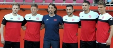 Trainer Martin Schmidt und seine schon anwesenden Neuzugänge, v.l.: Maximilian Beister, Fabian Frei, Danny Latza, Leon Balogun und Florian Niederlechner.