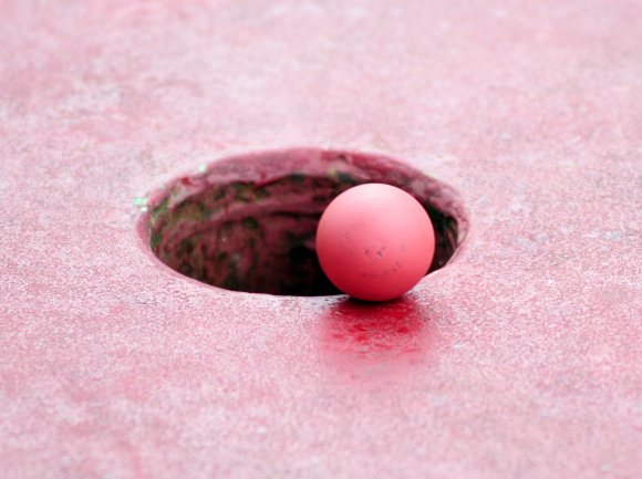 Das Runde muss ins Runde: Für die MGC-Minigolfer geht es bei der Mannschafts-DM um die Titelverteidigung.