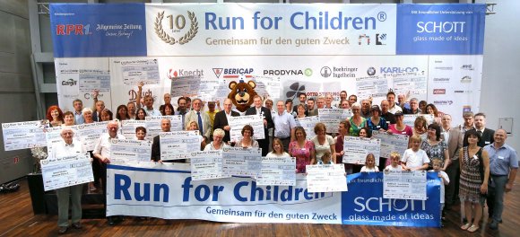 Lauter strahlende Gesichter: Schecks über 8000 Euro erhielten die in Mainz ansässigen Organisationen, je 4100 Euro gab's für Projekte von außerhalb.