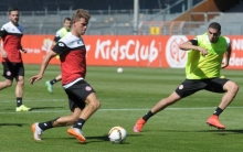 Steht mit beiden Beinen auf dem Boden (außer beim Schuss): 05-Neuzugang Florian Niederlechner (l.).