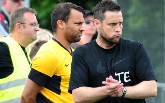 Nach dem letzten Spieltag standen Thomas Eberhardt (mit Kotrainer Daniel Kittl und Teammanager Mirko Vorih mit der Fortuna als Absteiger fest. Jetzt dürfen sie doch in der Verbandsliga bleiben.