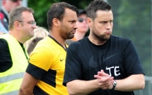 Nach dem letzten Spieltag standen Thomas Eberhardt (mit Kotrainer Daniel Kittl und Teammanager Mirko Vorih mit der Fortuna als Absteiger fest. Jetzt dürfen sie doch in der Verbandsliga bleiben.