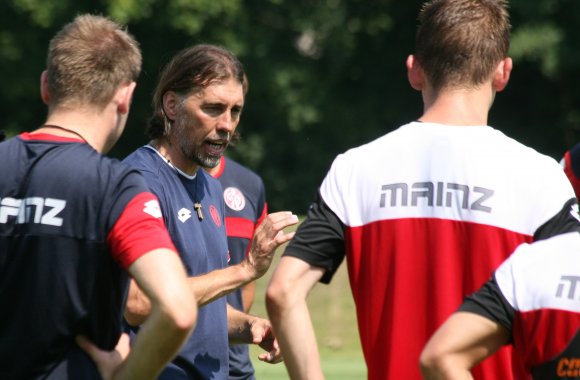 Abschlussbesprechung am Freitagvormittag: 05-Trainer Martin Schmidt hat nach den ersten Vorbereitungseinheiten einen sehr guten Eindruck von seiner Mannschaft gewonnen.