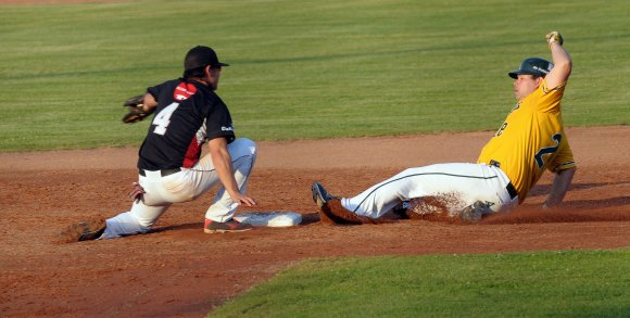 Diese Rutschpartie von Mike Larson im vierten Inning wurde nicht belohnt: Zwar erreichte der Mainzer die zweite Base rechtzeitig, weiter kam er aber nicht mehr.