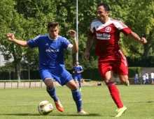 Er hat die Rolle des Torjägers vom Dienst sofort wieder angenommen: Rückkehrer Adem Kaya (r.) sicherte mit diesem Antritt zum 2:1 der SVW Mainz den Auftaktsieg in der Gruppe A.