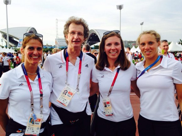 Anna-Maria Götz und Lea-Katlen Kühne (v. r.) greifen in Südkorea nach einer Medaille: Im Vorlauf erreichten die beiden die zweitschnellste Zeit aller Boote im Vierer ohne Steuerfrau. Das freut auch Teamärztin Ulrike Kallenberg sowie Bernd Mühle, kommissarischer Geschäftsführer des Allgemeinen Deutschen Hochschulsportverbands und Geschäftsführer von SPORTAUSMAINZ.de.