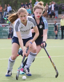 Clara Beck, hier im Hinspiel gegen Wacker München, sicherte den Sieg im letzten Feldsaison-Auswärtsspiel des TSV Schott als Vollstreckerin einer Eckenvariante.