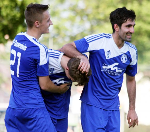 Elias Matzon (l.) und Balcan Sari gratulieren Nils Letz zu seinem Treffer zum 2:0 gegen die SpVgg Ingelheim, dem zwei weitere Tore des Oberligisten folgen sollten. Die Gonsenheimer haben nun beste Chancen, erneut ins Finale des Sommer-Cups einzuziehen.