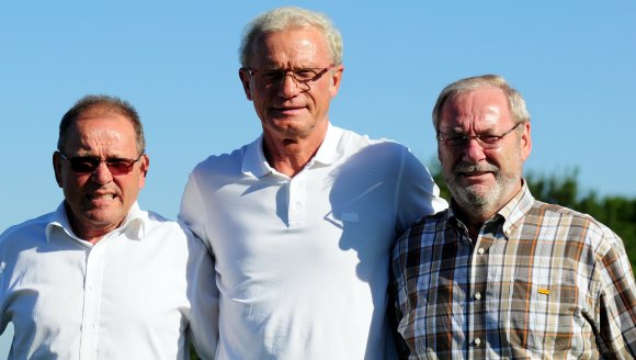 Freue sich auf den 23. Juli: TSV-Chef Reinhold Münzenberger, Europameister Hans-Peter Briegel, Lotto-Elf-Organisator Jupp Ganser.