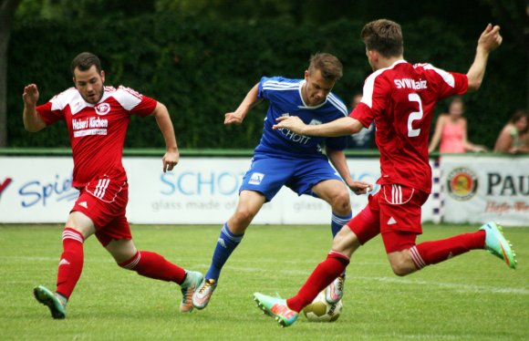 Oberligist TSV Schott Mainz (Mitte: Edis Sinanovic) brauchte gegen Gastgeber SVW Mainz (l. Pascal Kalbfuß, r. Jonas Kleinschmitt) einen Sieg, um die Gruppe A auf Platz eins abzuschließen. Die Vorgabe erfüllte die Mannschaft mit 3:0 deutlich.