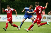 Oberligist TSV Schott Mainz (Mitte: Edis Sinanovic) brauchte gegen Gastgeber SVW Mainz (l. Pascal Kalbfuß, r. Jonas Kleinschmitt) einen Sieg, um die Gruppe A auf Platz eins abzuschließen. Die Vorgabe erfüllte die Mannschaft mit 3:0 deutlich.