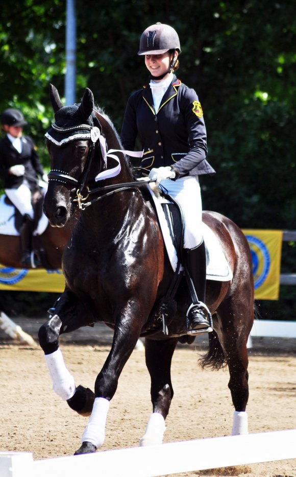 In der Junioren-Prüfung auf M**-Niveau kam die 15-jährige Gina-Patricia Lenhartz (RV Laubenheimer Hof) auf Premier Revanche auf den zweiten Rang.