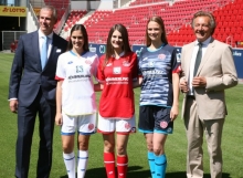 Der Geschäftsführende Gesellschafter des neuen Hauptsponsors Profine, Dr. Peter Mrosik (l.), und 05-Präsident Harald Strutz präsentierten drei Mitarbeiterinnen der Geschäftsstelle, die sich noch vor den Fußballprofis die Trikots des neuen Ausrüsters Lotto überstreifen durften. In der Mitte das Heimtrikot in rot, in weiß das Auswärtstrikot und im Blauton das Ausweichshirt für die Spiele in der Fremde.