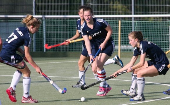 Links Schott, hinten Schott, rechts Schott: So komfortabel, wie sich hier Clara Harzer, Sina Bohrer und Clara Beck (v.l.) den Ball gegenseitig zuspielen können, wird es gegen den Meister Feudenheimer HC zum Abschluss der Feldrunde 14/15 sicherlich nicht zugehen.