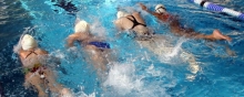 Mehrfachbelegung erwünscht: Beim Sponsorenschwimmen ging es schließlich darum, möglichst viele Bahnen für den guten Zweck zurückzulegen.