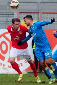 War im Februar schon einmal am Bruchweg, damals mit den Stuttgarter Kickes: 05-Neuzugang Besar Halimi (hier im Zweikampf mit Marc Wachs).