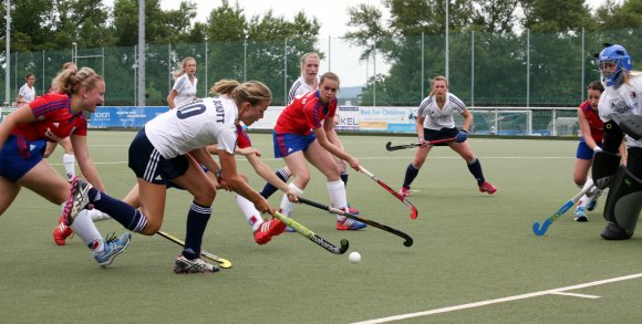 Es gelang dem TSV Schott gerade in der zweiten Halbzeit immer wieder, sich in den Schusskreis und besonders über die Grundlinie in Tornähe vorzuarbeiten. Aber so wie hier gegen Johanna Sommerkorn wusste die Defensive des Meisters immer noch den klaren Abschluss zu verhindern.